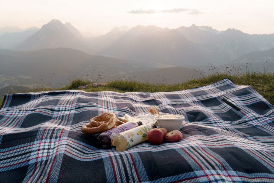 Picknickkleed met eten en uitzicht over de Alpen in Tirol nabij Seefeld en Leutaschtal.